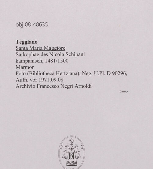 Rückseite von Bibliotheca Hertziana [https://www.deutsche-digitale-bibliothek.de/content/lizenzen/rv-ez/] Sarkophag des Nicola Schipani (Schmerzensmann zwischen Maria und Johannes dem Evangelisten) - , bh607464_recto. Foto.