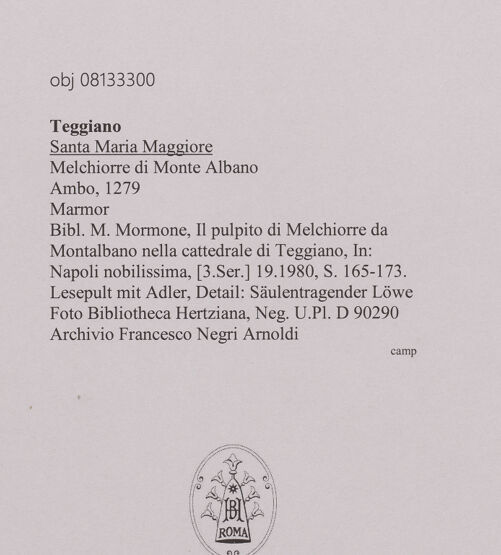 Rückseite von Bibliotheca Hertziana [https://www.deutsche-digitale-bibliothek.de/content/lizenzen/rv-fz/] Kanzelförmiger AmboSäulen, Kapitelle und Tragfigur - Säulentragender Löwe, bh607485_recto. Foto.