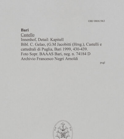 Rückseite von Sopr. BAS BA [https://www.deutsche-digitale-bibliothek.de/content/lizenzen/rv-ez/] Kapitelle der LoggiaKapitell mit Adler (nordöstlicher Pfeiler) - Gesamtansicht, bh607602_recto. Foto.