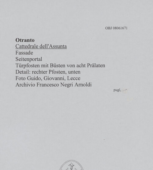 Rückseite von Guido, Giovanni, Lecce [https://www.deutsche-digitale-bibliothek.de/content/lizenzen/rv-ez/] Portal des Nordseitenschiffes - Detail: rechter Pfosten, unten, bh607610_recto. Foto.