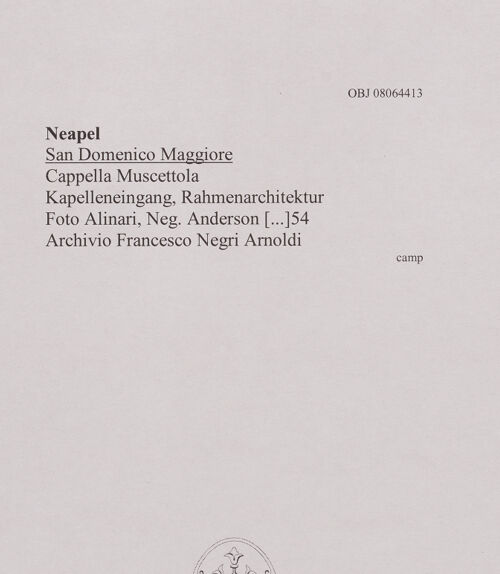 Rückseite von Alinari [https://www.deutsche-digitale-bibliothek.de/content/lizenzen/rv-ez/] San Domenico MaggioreCappella Muscettola - Kapelleneingang, Rahmenarchitektur, bh607923_recto. Foto.