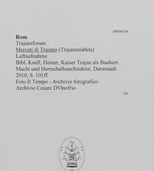 Rückseite von Il Tempo - Archivio fotografico [https://www.deutsche-digitale-bibliothek.de/content/lizenzen/rv-ez/] Mercati di Traiano - Luftaufnahme, bh608080_recto. Foto.