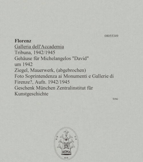Rückseite von Soprintendenza ai Monumenti e Gallerie di Firenze? [https://www.deutsche-digitale-bibliothek.de/content/lizenzen/rv-ez/] Gehäuse für Michelangelos "David" - Gesamtansicht, bh608111_recto. Foto.