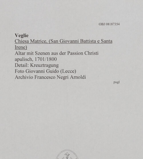 Rückseite von Guido, Giovanni, Lecce [https://www.deutsche-digitale-bibliothek.de/content/lizenzen/rv-ez/] Altar mit Szenen aus der Passion ChristiKreuztragung - Gesamtansicht, bh608143_recto. Foto.