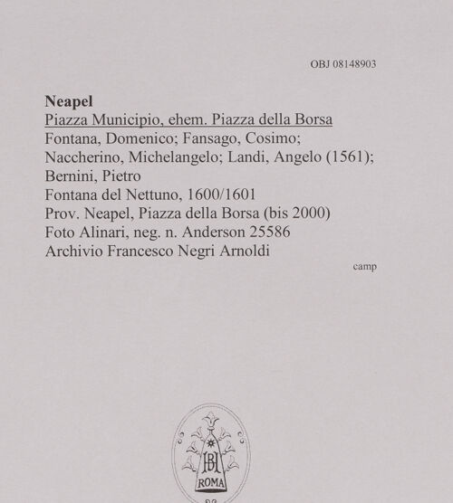 Rückseite von Alinari [https://www.deutsche-digitale-bibliothek.de/content/lizenzen/rv-ez/] Fontana del Nettuno (Fontana Medina) - Gesamtansicht auf der Piazza Bovio, bh608523_recto. Foto.