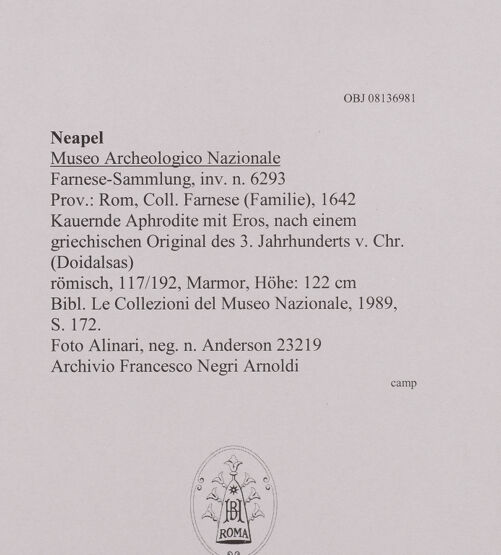 Rückseite von Alinari [https://www.deutsche-digitale-bibliothek.de/content/lizenzen/rv-ez/] Kauernde Aphrodite mit Eros, nach einem griechischen Original des 3. Jahrhunderts v. Chr. (Doidalsas) - Gesamtansicht, bh608546_recto. Foto.