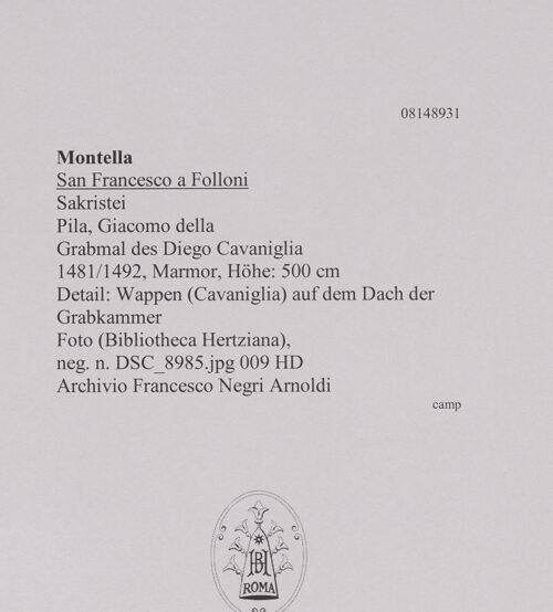 Rückseite von unbekannt [https://www.deutsche-digitale-bibliothek.de/content/lizenzen/rv-fz/] Grabmal des Diego I, Conte di Cavaniglia (gest. 1481) - Detail: Wappen (Cavaniglia) auf dem Dach der Grabkammer, bh608583_recto. Foto.