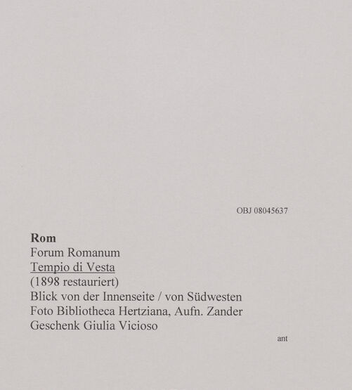 Rückseite von Bibliotheca Hertziana [https://www.deutsche-digitale-bibliothek.de/content/lizenzen/rv-fz/] Tempio di Vesta in Foro Romano - Säulen der Tempelfront, Blick von der Innenseite / von Südwesten, bh610072_recto. Foto: Zander, Giuseppe?.