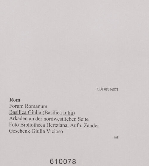 Rückseite von Bibliotheca Hertziana [https://www.deutsche-digitale-bibliothek.de/content/lizenzen/rv-fz/] Basilica Iulia - Arkaden an der nordwestlichen Seite, bh610078_recto. Foto: Zander, Giuseppe?.