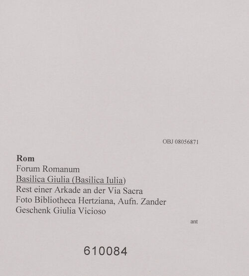 Rückseite von Bibliotheca Hertziana [https://www.deutsche-digitale-bibliothek.de/content/lizenzen/rv-fz/] Basilica Iulia - Rest einer Arkade an der Via Sacra, bh610084_recto. Foto: Zander, Giuseppe?.