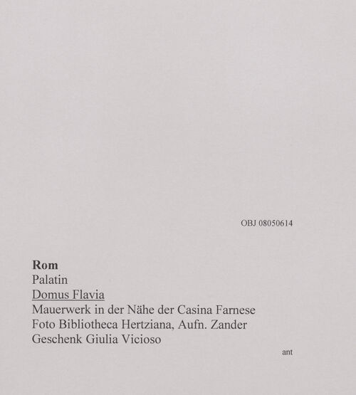 Rückseite von Bibliotheca Hertziana [https://www.deutsche-digitale-bibliothek.de/content/lizenzen/rv-fz/] Domus Flavia - Mauerwerk in der Nähe der Casina Farnese, bh610090_recto. Foto: Zander, Giuseppe?.