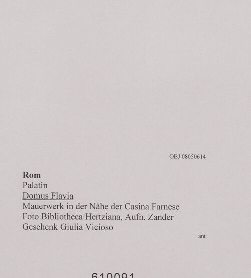 Rückseite von Bibliotheca Hertziana [https://www.deutsche-digitale-bibliothek.de/content/lizenzen/rv-fz/] Domus Flavia - Mauerwerk in der Nähe der Casina Farnese, bh610091_recto. Foto: Zander, Giuseppe?.