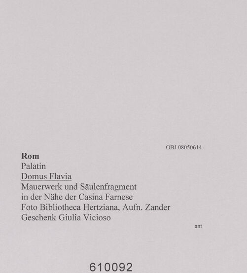 Rückseite von Bibliotheca Hertziana [https://www.deutsche-digitale-bibliothek.de/content/lizenzen/rv-fz/] Domus Flavia - Mauerwerk und Säulenfragment in der Nähe der Casina Farnese, bh610092_recto. Foto: Zander, Giuseppe?.