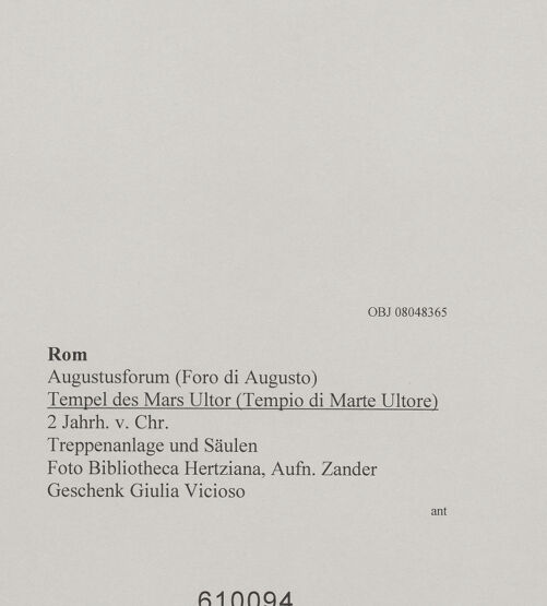 Rückseite von Bibliotheca Hertziana [https://www.deutsche-digitale-bibliothek.de/content/lizenzen/rv-fz/] Tempel des Mars Ultor - Treppebanlage und Säulen, Ausschnitt, bh610094_recto. Foto: Zander, Giuseppe?.