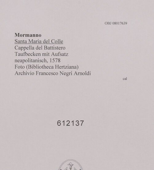 Rückseite von unbekannt [https://www.deutsche-digitale-bibliothek.de/content/lizenzen/rv-fz/] Taufbecken mit Aufsatz - Gesamtansicht, bh612137_recto. Foto.