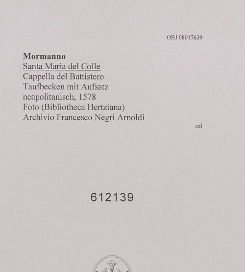 Rückseite von unbekannt [https://www.deutsche-digitale-bibliothek.de/content/lizenzen/rv-fz/] Taufbecken mit Aufsatz - Gesamtansicht, frontal, bh612139_recto. Foto.